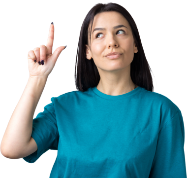 Mavi tişörtlü, parmaklarını gösteren mutlu beyaz kadın.