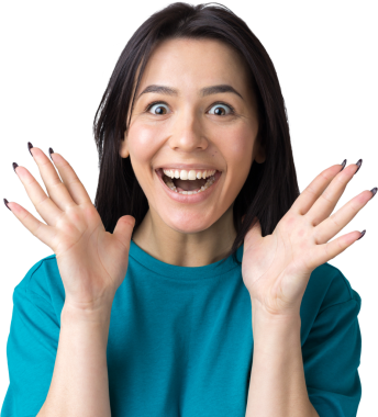 Gri arka planda duran şaşırmış yüz ifadesiyle genç ve güzel bir kadın..