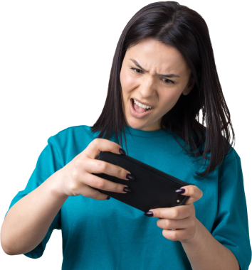 Gri arka planda cep telefonu kullanan gülümseyen genç kadının ön portresi