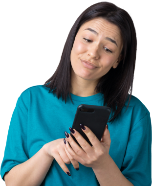 Gri arka planda cep telefonu kullanan gülümseyen genç kadının ön portresi