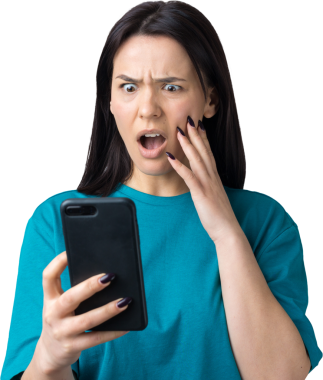 Gri arka planda cep telefonu kullanan gülümseyen genç kadının ön portresi