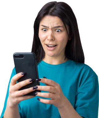 Gri arka planda cep telefonu kullanan gülümseyen genç kadının ön portresi