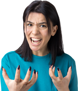 Gri arka planda duran şaşırmış yüz ifadesiyle genç ve güzel bir kadın..