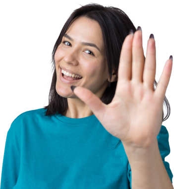 Gülümseyen kadın elini sallar gibi kaldırdı..