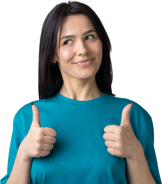 Mavi tişörtlü mutlu, beyaz bir kadın baş parmak işareti yapıyor ve gülümsüyor. İyi iş ve saygı..