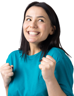 Çekici bağırışların yakın portresi. Genç yaşta yumruklarıyla gülümsüyor. Gri arka planda izole kot gömlek giyen kız arkadaşı.