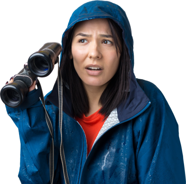 Mavi yağmurluklu bir turist kız elinde dürbünle uzaklığa bakıyor, casuslar..