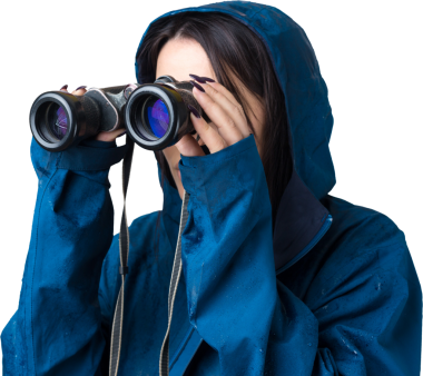 Mavi yağmurluklu bir turist kız elinde dürbünle uzaklığa bakıyor, casuslar..