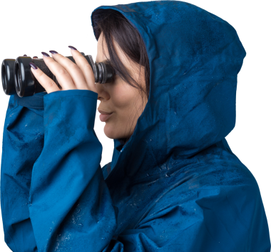 Mavi yağmurluklu bir turist kız elinde dürbünle uzaklığa bakıyor, casuslar..