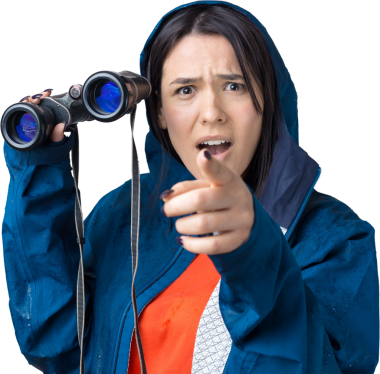 Mavi yağmurluklu bir turist kız elinde dürbünle uzaklığa bakıyor, casuslar..