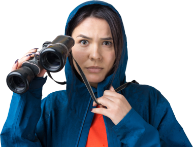 Mavi yağmurluklu bir turist kız elinde dürbünle uzaklığa bakıyor, casuslar..