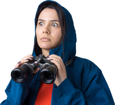 Mavi yağmurluklu bir turist kız elinde dürbünle uzaklığa bakıyor, casuslar..