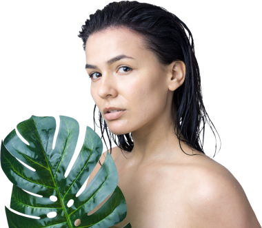 Doğal yeşil palmiye yaprağı portresi olan bir kadın. Moda, güzellik, makyaj, kozmetik.