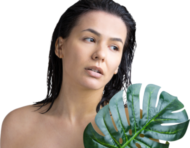 Doğal yeşil palmiye yaprağı portresi olan bir kadın. Moda, güzellik, makyaj, kozmetik.