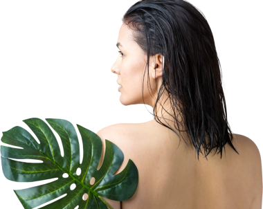 Doğal yeşil palmiye yaprağı portresi olan bir kadın. Moda, güzellik, makyaj, kozmetik.