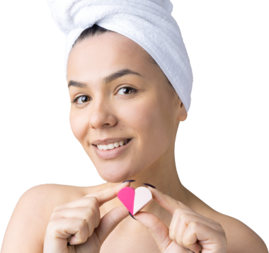 Kafasında beyaz havluyla güzel bir kadın portresi ve pembe bir kalbe bakan bir vücut için sünger. Cilt temizleme eko organik kozmetik rahatlama konsepti.