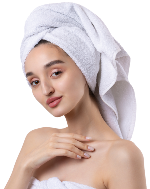 Kalın kaşlı güzel bir kız, beyaz arka planda mükemmel bir ten, kafasında havlu, güzel bir fotoğraf..