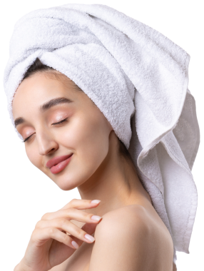 Kalın kaşlı güzel bir kız, beyaz arka planda mükemmel bir ten, kafasında havlu, güzel bir fotoğraf..