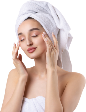 Kalın kaşlı güzel bir kız, beyaz arka planda mükemmel bir ten, kafasında havlu, güzel bir fotoğraf..