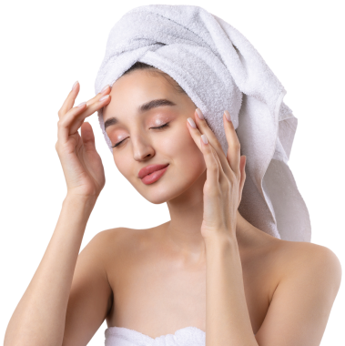 Kalın kaşlı güzel bir kız, beyaz arka planda mükemmel bir ten, kafasında havlu, güzel bir fotoğraf..