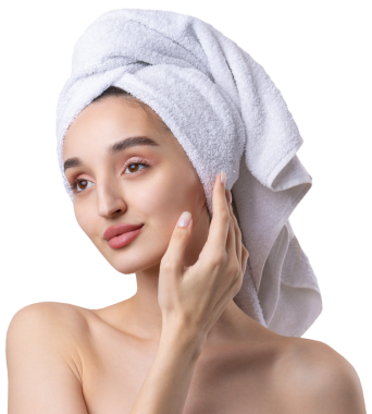 Kalın kaşlı güzel bir kız, beyaz arka planda mükemmel bir ten, kafasında havlu, güzel bir fotoğraf..