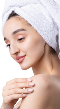 Kalın kaşlı güzel bir kız, beyaz arka planda mükemmel bir ten, kafasında havlu, güzel bir fotoğraf..