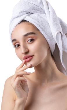 Kalın kaşlı güzel bir kız, beyaz arka planda mükemmel bir ten, kafasında havlu, güzel bir fotoğraf..