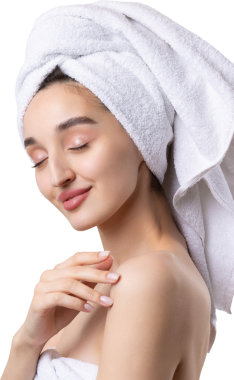 Kalın kaşlı güzel bir kız, beyaz arka planda mükemmel bir ten, kafasında havlu, güzel bir fotoğraf..