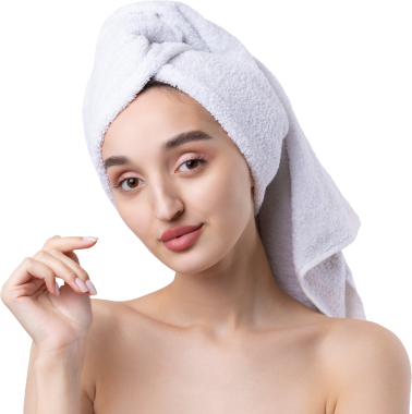 Kalın kaşlı güzel bir kız, beyaz arka planda mükemmel bir ten, kafasında havlu, güzel bir fotoğraf..