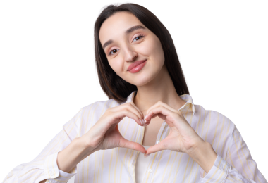 Gülümseyen genç bir kadının portresi beyaz arka planda parmakları izole bir şekilde kalp hareketi gösteriyor.