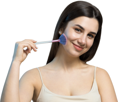 Açık renk bluzlu, beyaz arka planda yüz makyajı yapan genç bir kızın yakın çekimi. Güzel bir kadın yüzüne bir makyaj fırçası tutar ve gülümser..