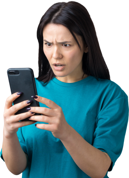 Gri arka planda cep telefonu kullanan gülümseyen genç kadının ön portresi