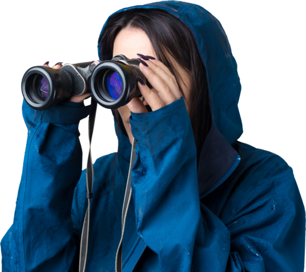 Mavi yağmurluklu bir turist kız elinde dürbünle uzaklığa bakıyor, casuslar..
