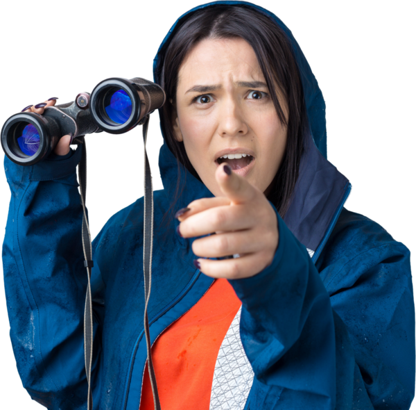 Mavi yağmurluklu bir turist kız elinde dürbünle uzaklığa bakıyor, casuslar..