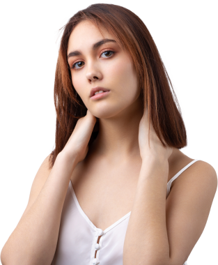 Temiz ciltli, doğal makyajlı ve gri arka planda beyaz dişli güzel bir kadın.