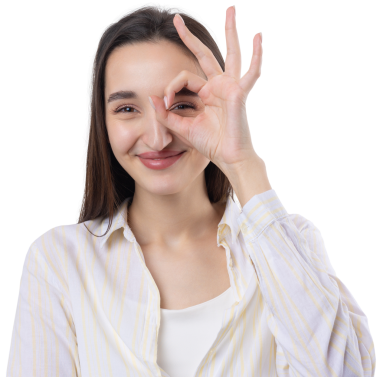 Beyaz stüdyo arka planında güzel bir jest sergileyen ve elleriyle dürbün yapan çekici genç kadının portresini kapat..