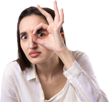 Beyaz stüdyo arka planında güzel bir jest sergileyen ve elleriyle dürbün yapan çekici genç kadının portresini kapat..