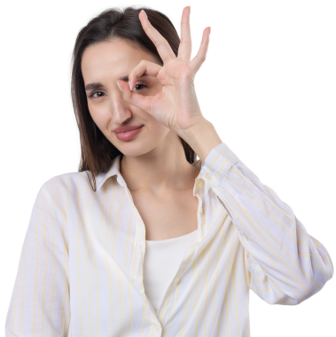 Beyaz stüdyo arka planında güzel bir jest sergileyen ve elleriyle dürbün yapan çekici genç kadının portresini kapat..