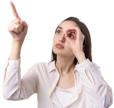 Beyaz stüdyo arka planında güzel bir jest sergileyen ve elleriyle dürbün yapan çekici genç kadının portresini kapat..