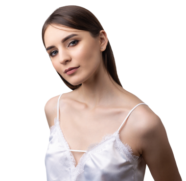 Temiz ciltli, doğal makyajlı ve gri arka planda beyaz dişli güzel bir kadın.