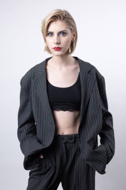 Stüdyodaki baştan çıkarıcı, şık bir iş kadınının portresi. Takım elbiseli sarışın kız..