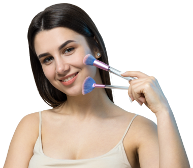 Açık renk bluzlu, beyaz arka planda yüz makyajı yapan genç bir kızın yakın çekimi. Güzel bir kadın yüzüne bir makyaj fırçası tutar ve gülümser..