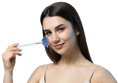 Açık renk bluzlu, beyaz arka planda yüz makyajı yapan genç bir kızın yakın çekimi. Güzel bir kadın yüzüne bir makyaj fırçası tutar ve gülümser..