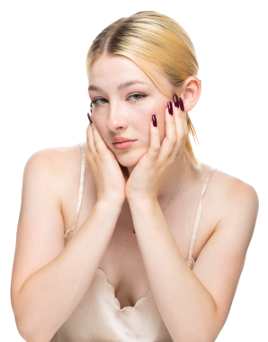 Altın kapaklı çilli genç sarışın bir kız. Stüdyoda beyaz arka planda bir kadının güzel portresi..