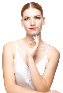 Beyaz bluzlu, kızıl saçlı, çilli genç bir kız. Stüdyoda beyaz arka planda bir kadının güzel portresi..