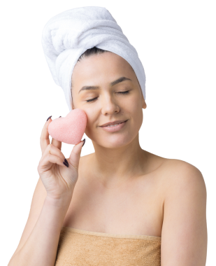 Kafasında beyaz havluyla güzel bir kadın portresi ve pembe bir kalbe bakan bir vücut için sünger. Cilt temizleme eko organik kozmetik rahatlama konsepti.