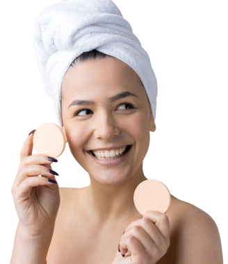 Kafasında beyaz havluyla güzel bir kadın portresi ve pembe bir kalbe bakan bir vücut için sünger. Cilt temizleme eko organik kozmetik rahatlama konsepti.