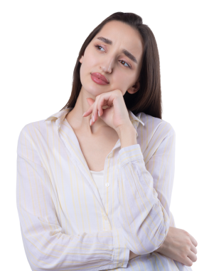 Beyaz arka planda soyutlanmış, düşünen güzel bir genç kadının portresi.