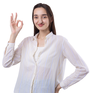 Gülümseyen kız el kol hareketi yapıyor.