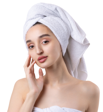 Kalın kaşlı güzel bir kız, beyaz arka planda mükemmel bir ten, kafasında havlu, güzel bir fotoğraf..